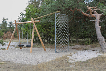 Legeplads med klatrestativ og faldunderlag
